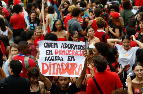 Manifestação com cartaz em defesa da democracia