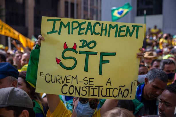Manifestação com cartaz sobre o Supremo Tribunal Federal